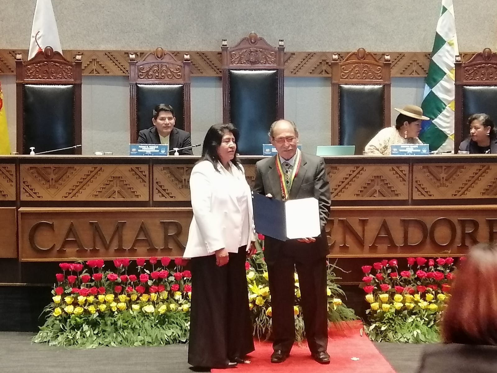 Condecoración de la Cámara de Senadores al Mtro. Eliodoro Nina — fotografía del evento
